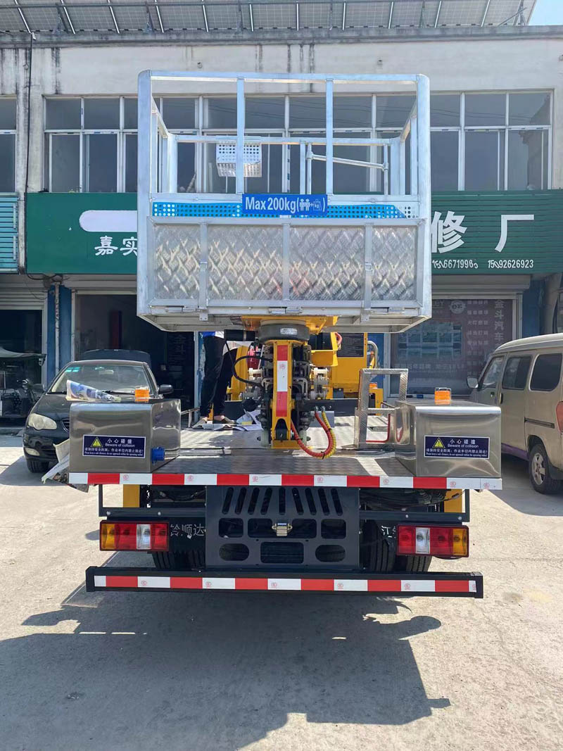 高空作業(yè)車(chē)